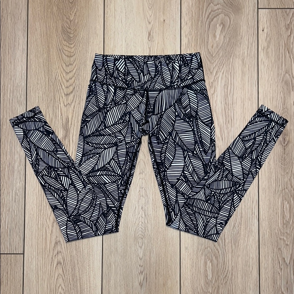 EUC - Lululemon Wunder Under Black and White Athletic Casual Banana Leaf Legging